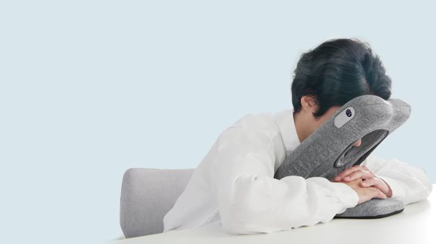 Японцы изобрели подушку для сна на работе прямо за столом