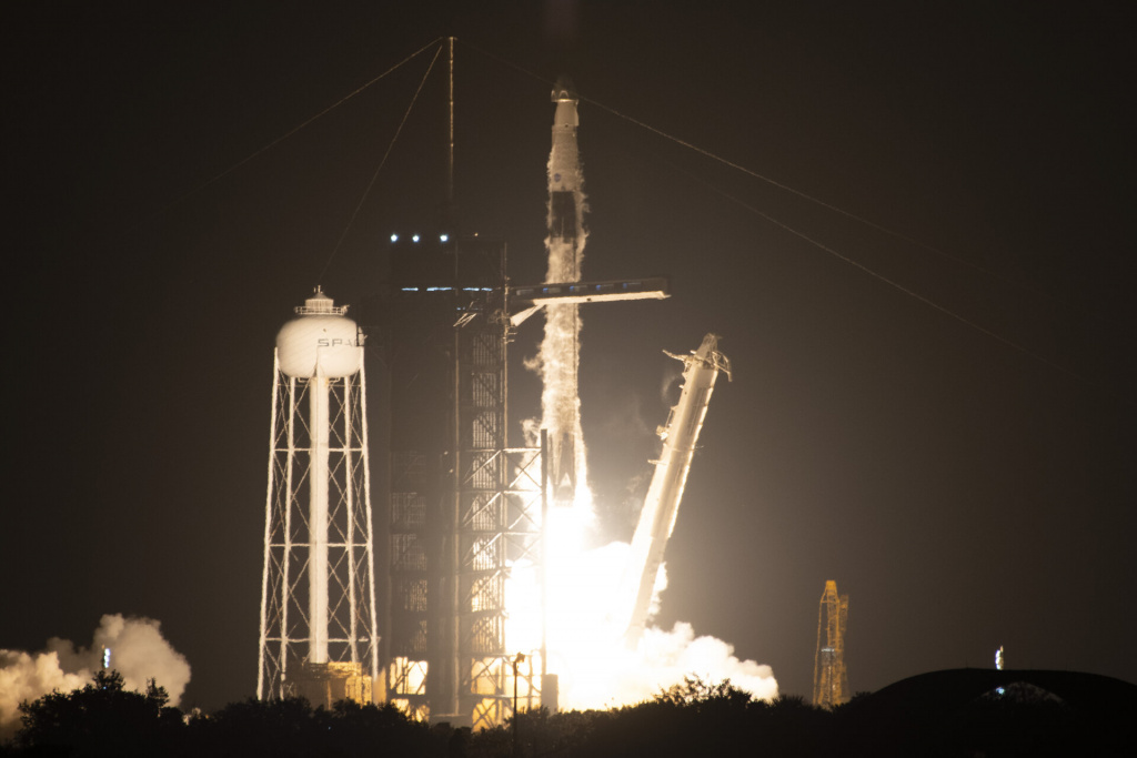 Liftoff_of_Crew-4_to_the_International_Space_Station_pillars.jpg